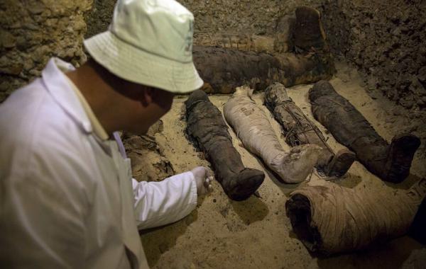Археолог демонстрирует найденные мумии
